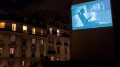 Egy párizsi mozi a házak falára vetíti a filmeket kép