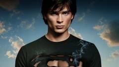 A Smallville Supermanje felöltené Batman köpenyét kép