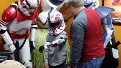 Stormtrooperektől kapott új kart egy hétéves kisfiú kép
