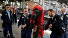 Rendőrök kapcsolták le a békésen utazó Deadpoolt kép