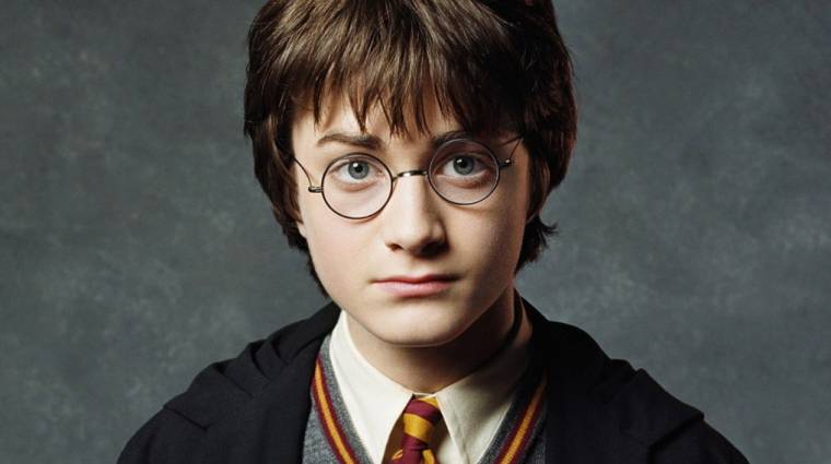 Daniel Radcliffe maga kezdi az első Harry Potter kötet sztárokban bővelkedő felolvasását bevezetőkép