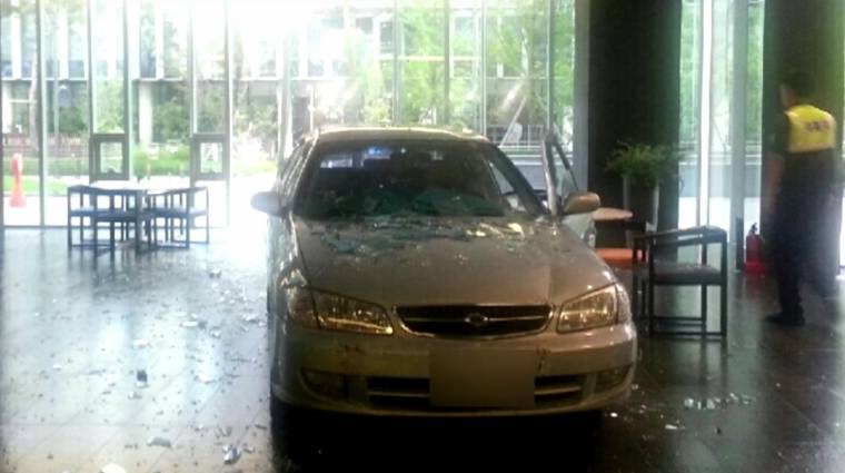 Napi büntetés: a dühödt játékfüggő autóval rontott be a Nexon épületébe bevezetőkép