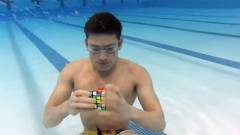 Így kell egy levegővel 3 Rubik-kockát kirakni a víz alatt - videó kép