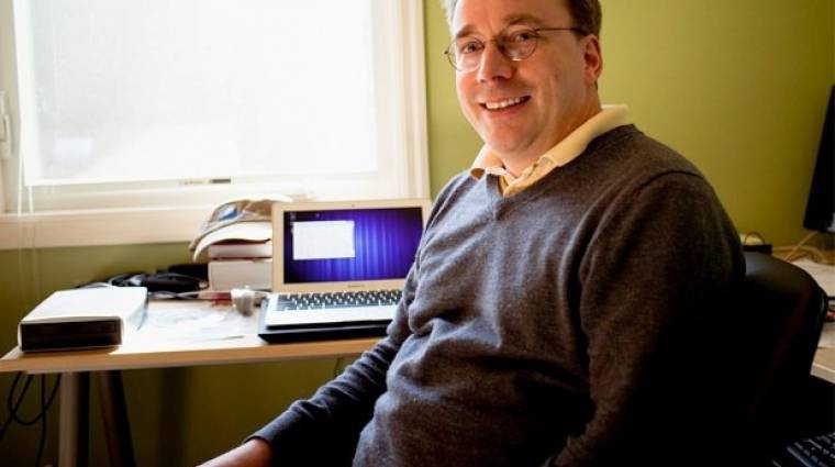 Linus Torvalds csodálja a Macbook Airt kép