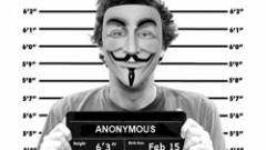 A számítógép elől felállva támadott az Anonymous kép
