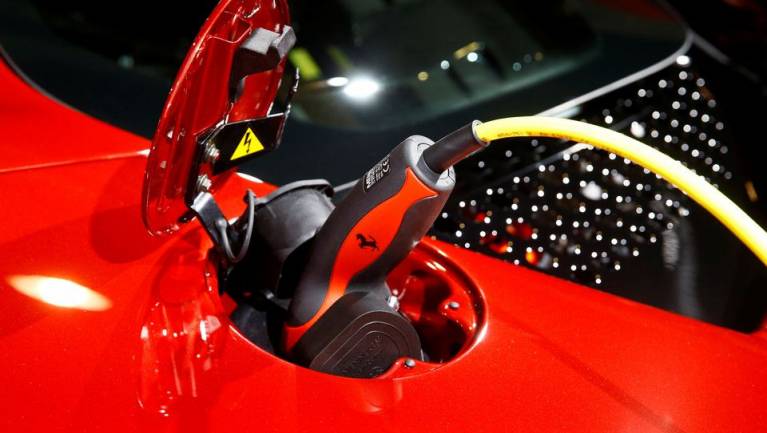 A Ferrari egyelőre csak félkerékkel hajt rá az elektromos vonalra kép