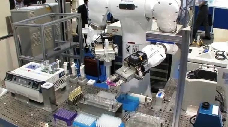 Egy két kezes robot végzi a veszélyes labormunkát Japánban kép
