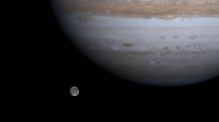 Egészen közel merészkedett a NASA űrszondája a Jupiter különleges holdjához kép