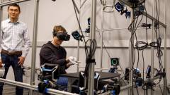 Mark Zuckerberg VR-kesztyűt tesztelt az Oculus boszorkánykonyhájában kép