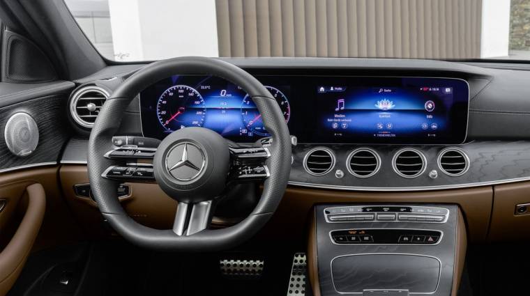 Az új Mercedes-Benz E-osztály kormánya tele lesz szenzorokkal kép