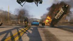 Grand Theft Auto Online - száguldás motorral 30 lángoló autó felett kép