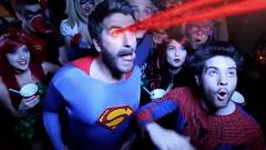 Ilyen a szuperhősök házibulija - videó kép