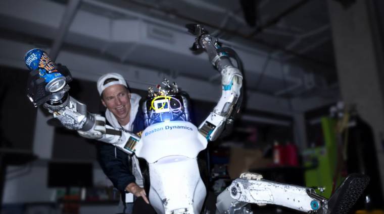 A kollégád veled sörözik, táncol és bajt kever, de ettől még egy robot! kép