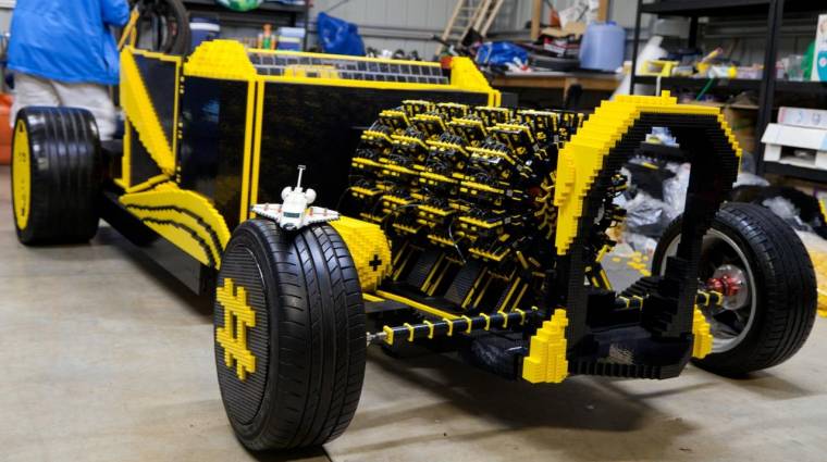 Életnagyságú LEGO autó, ami el is indul bevezetőkép