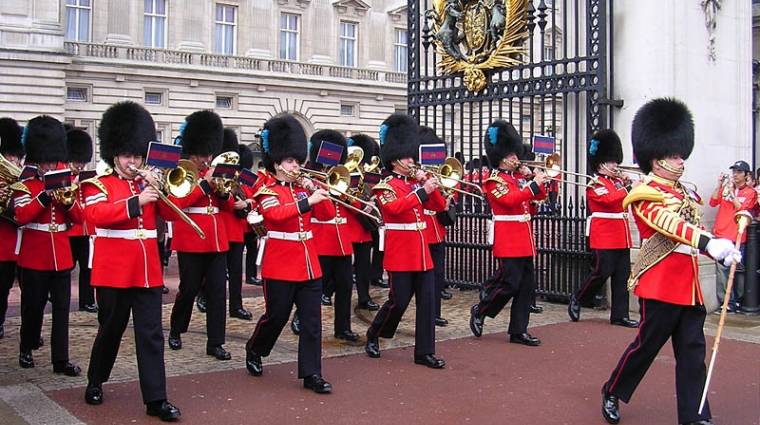 A Trónok Harca főcímdalát játszotta őrségváltáskor az angol királyi testőrség bevezetőkép