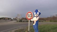 Sonic-nak öltözve szivatta a rendőröket Rémi Gaillard (videó) kép