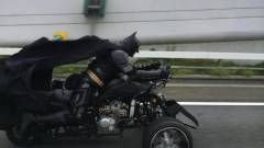 Mit keresett Batman egy japán autópályán? kép
