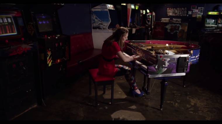 A lány, aki játékzenéket játszik zongorán (videók) bevezetőkép