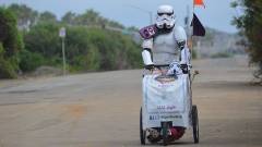 Az ember, aki több mint ezer kilométert sétál Stormtrooper jelmezben az elhunyt feleségéért kép