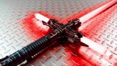 Star Wars VII - elkészült a „keresztes” fénykard replikája kép