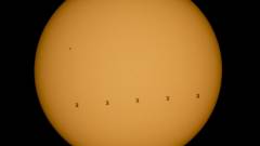 Lenyűgöző fotó: elhalad a Nap előtt a Nemzetközi Űrállomás kép