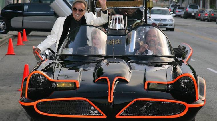 Batmobilra emlékeztető koporsóban temették el a legendás jármű tervezőjét bevezetőkép