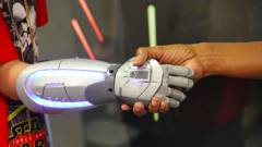 Marveles és Star Warsos bionikus karokhoz asszisztál a Disney kép