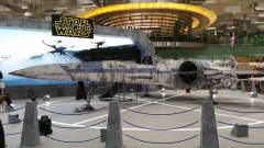 Életnagyságú X-Wing és egy TIE Fighter került a szingapúri reptérre kép