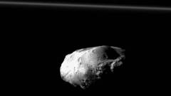 Szuper közeli fotó a Szaturnusz krumpli alakú holdjáról kép