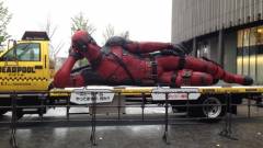 7 méteres Deadpool szobor fekszik Japánban kép