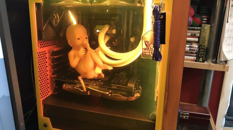Hát persze, hogy egy Death Stranding rajongó PC-jében egy baba van bevezetőkép