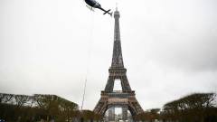 Így szereltek új rádióantennát az Eiffel-torony csúcsára - videó kép