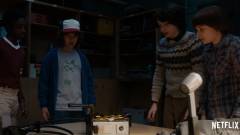 Stranger Things - videojátékoznak a srácok a második évad trailerében kép