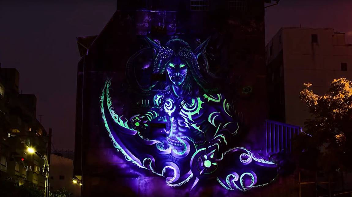 World of Warcraft - óriási, világító Illidan egy falon bevezetőkép