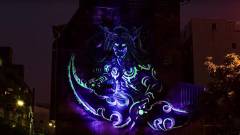 World of Warcraft - óriási, világító Illidan egy falon kép