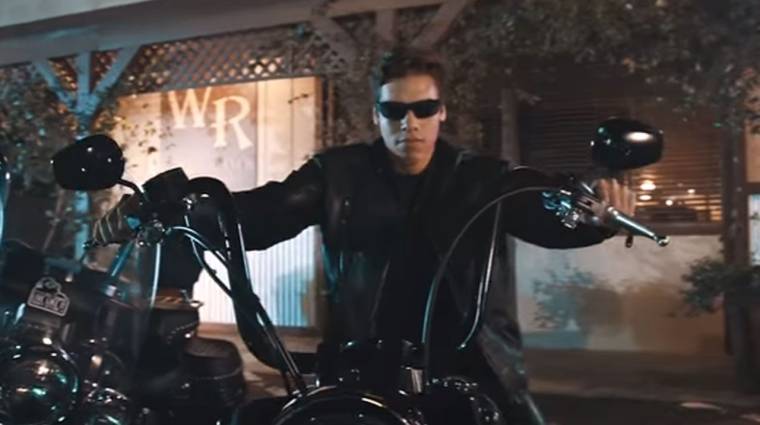 Schwarzenegger fia a Terminator 2 egyik jelenetét mutatja be bevezetőkép