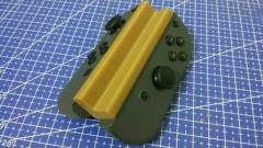Egy apró és olcsó kiegészítővel egy kézzel is használható a Nintendo Switch két kontrollere kép