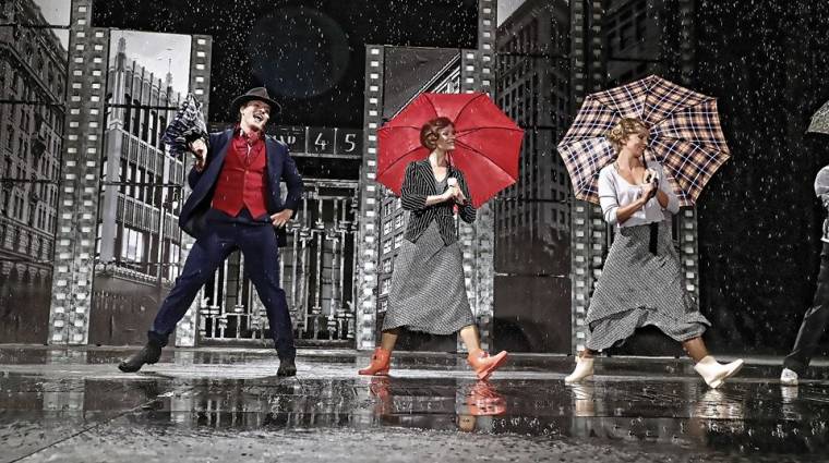 Színházban az Ének az esőben kép