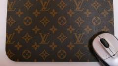 Napi büntetés: nem fogod elhinni, mennyibe kerül egy Louis Vuitton egérpad kép