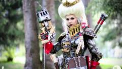 Egy magyar lány Warhammer cosplayén ámul a világ kép
