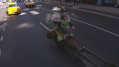 Van annál menőbb, hogy valaki Star Wars-os Speederekkel járja New York utcáit? kép