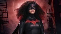 Jelmezben feszít az új Batwoman kép