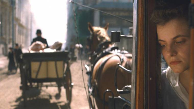 Napszállta - hangulatos trailert kapott a Saul fia rendezőjének új filmje kép