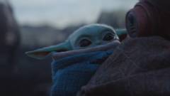 Robert Rodriguez és bébi Yoda közösen promózzák a The Mandalorian 2. évadát kép