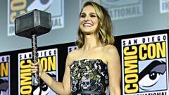 A Thor: Love and Thunder forgatásáról kikerült fényképeken feszít a kigyúrt Natalie Portman kép