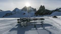 Egy 10 méter hosszú LEGO X-szárnyút építettek a svájci Alpokban kép