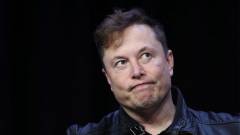 Elon Musk egyetlen emojival sértette meg  a Tesla bitcoin-befektetését leszóló tőzsdegurut kép