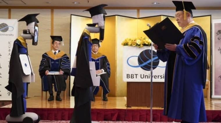 Egy japán egyetemen távirányítós robotokkal tartottak diplomaosztót kép