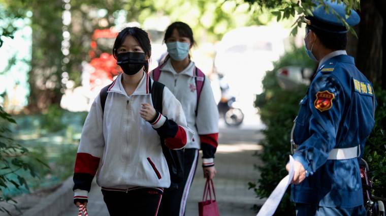 A pekingi diákoknak kötelező hordaniuk a hőmérős karkötőt kép