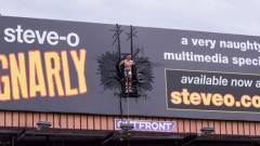 Napi büntetés: 2020-ban csak egy átlagos nap, amikor Steve-O óriásplakáthoz ragasztja magát kép